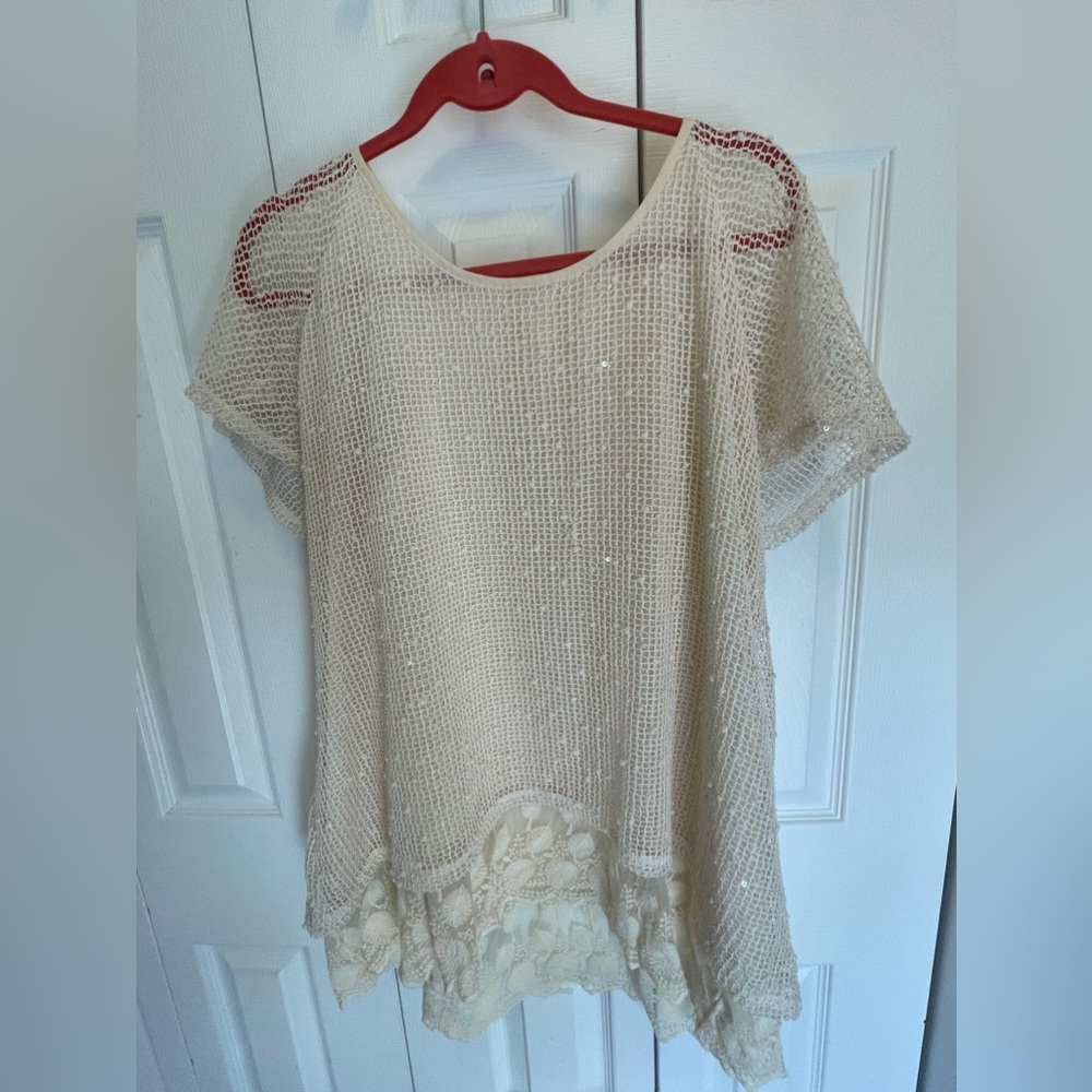 Lady’s top with lace hem